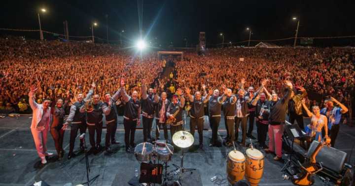 Sin copas ni mascotas: el festival que prohíbe bebidas alcohólicas y envases de vidrio