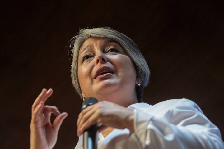 Jeannette Jara responde en vivo y en llamada telefónica a críticas sobre su franja electoral: “Y tú, ¿qué onda qué me estás asesorando?”