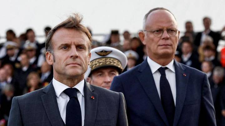 Un exprimer ministro de Macron le pide que dimita