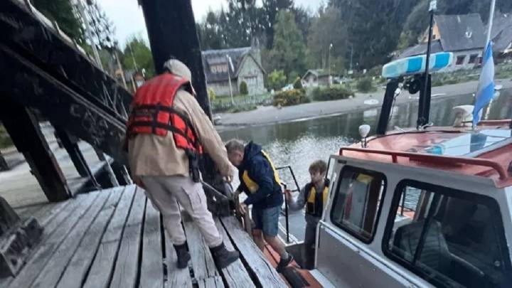 Dramático rescate de kayakistas en el Nahuel Huapi, sorprendidos por un fuerte viento