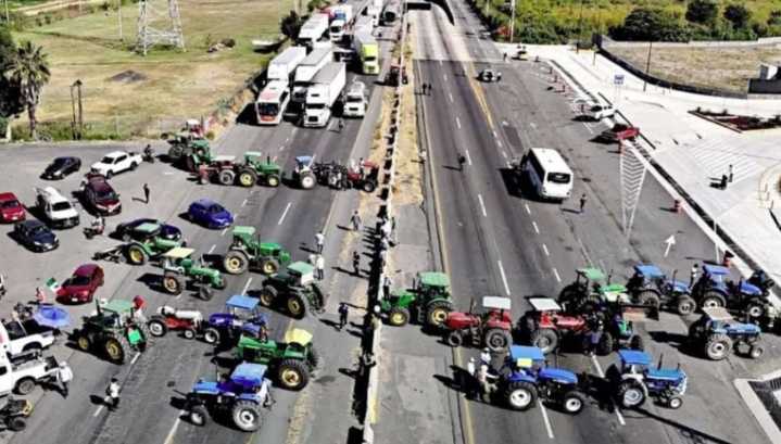 Protesta de productores de maíz: Cierran con cadenas la Segob y hay bloqueos carreteros