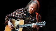 Neil Young declara la guerra a Amazon en un explosivo llamado al boicot