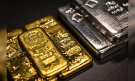 Silver extends gains on short squeeze as gold rallies to record