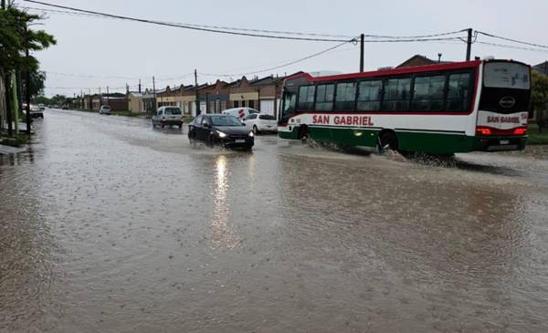 Tormenta en Bahía: algunas escuelas cerraron por precaución y cortaron el tránsito en Paso Vanoli