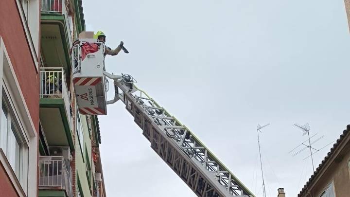 Un incendio arrasa con la quinta planta de un edificio de Zaragoza