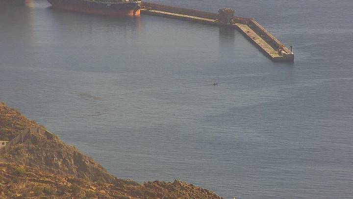 Un vertido obliga a cerrar al baño el litoral de Valleseco