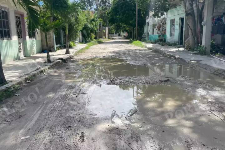 “Aquí no llega la rehabilitación”: Vecinos exigen reparación de calle Hernán Cortez en Champotón