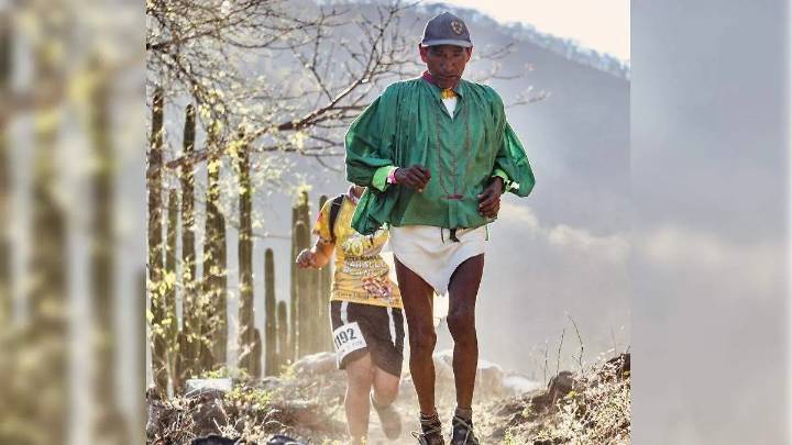 Atleta rarámuri correrá 900 kilómetros en el estado y busca colectar alimentos para la Sierra Tarahumara