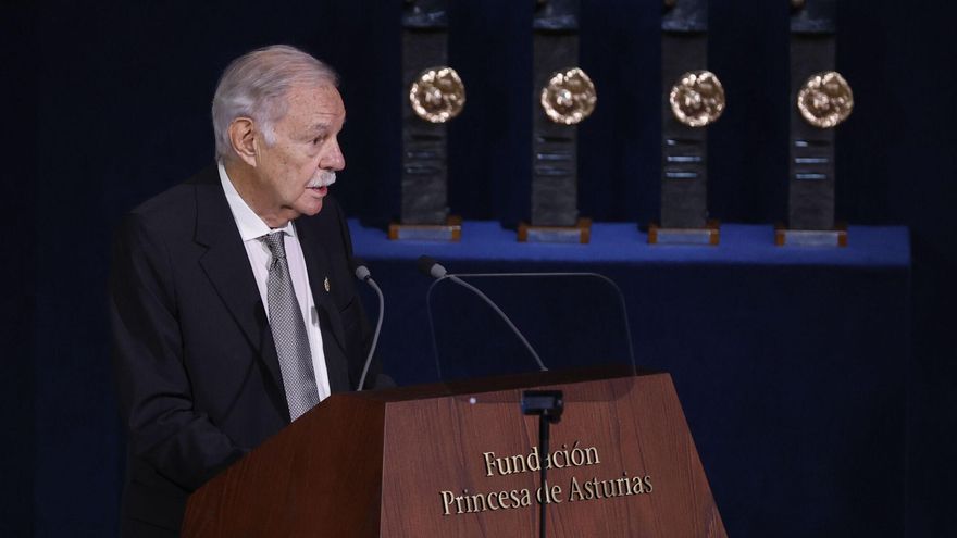 Eduardo Mendoza se declara "una joven promesa" y bromea sobre la vanidad al recibir el Premio "Princesa" de las Letras