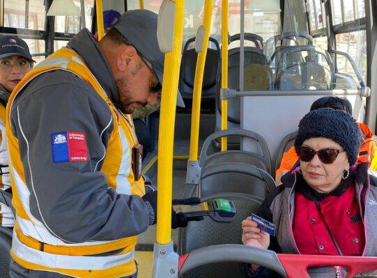 Prorrogan fin de pago efectivo en buses de transporte público hasta enero de 2026