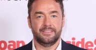 Jason Manford shares warning from pilot as four people get off his flight