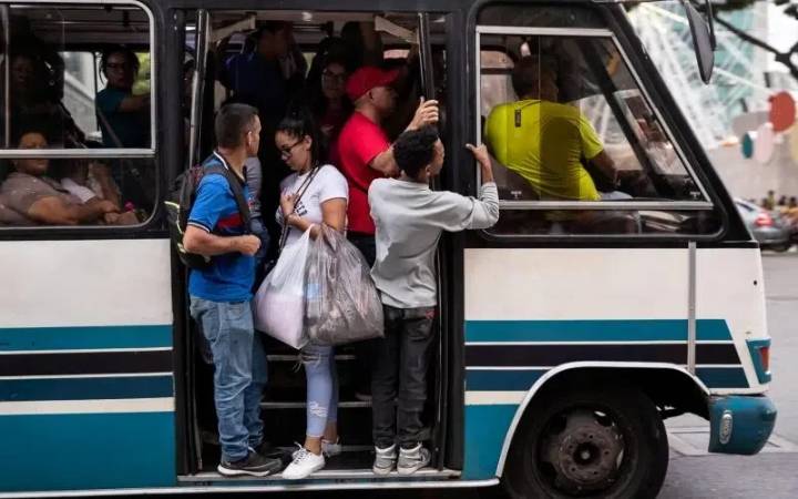 Transportistas Exigen Anclar el Pasaje al Dólar: «La devaluación es insostenible»