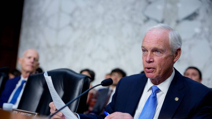 Senate rejects dueling bills to pay federal workers
