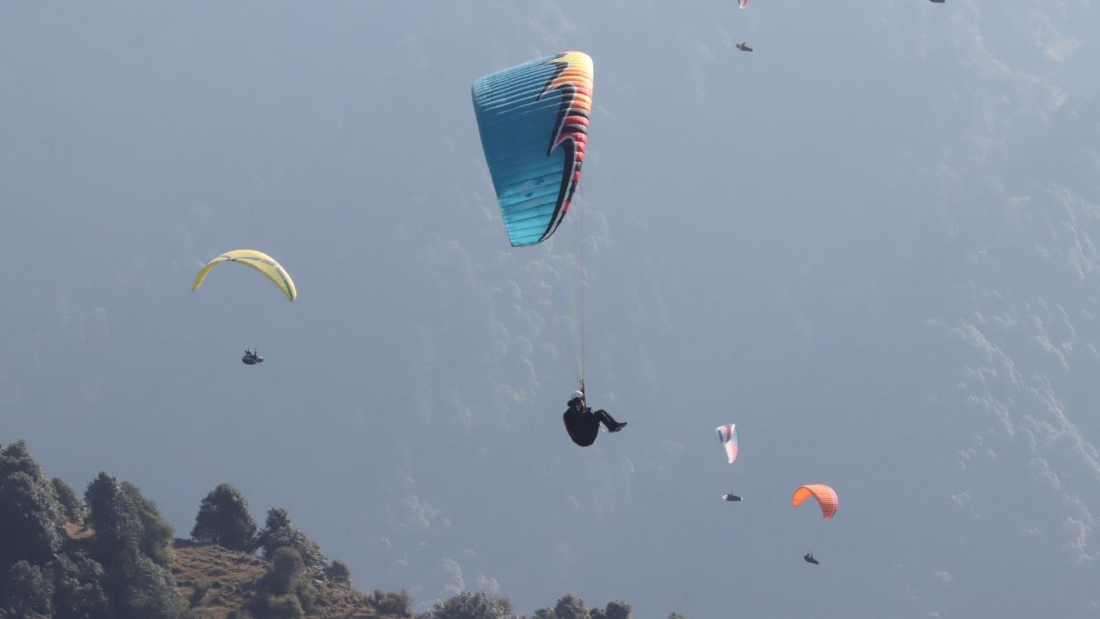 Experts cite prolonged monsoon, global conflicts: Paragliders give Bir-Billing hub a miss — numbers down half compared to 2024