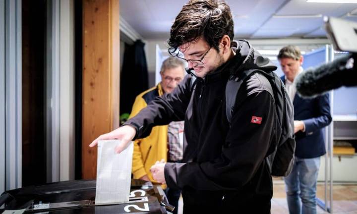 Abren colegios electorales en Países Bajos en comicios marcados por división e indecisión