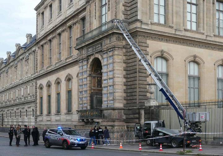 Encapuchados asaltan el Louvre y roban joyas de Napoleón y la Emperatriz