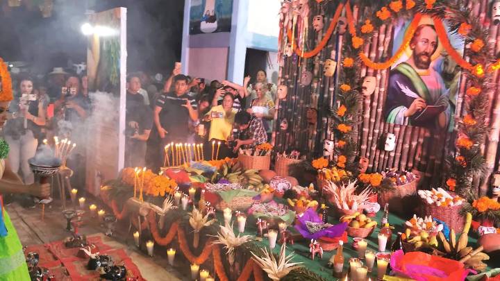 Xantolo en Hidalgo: colocan segunda ofrenda a San Lucas en Huejutla