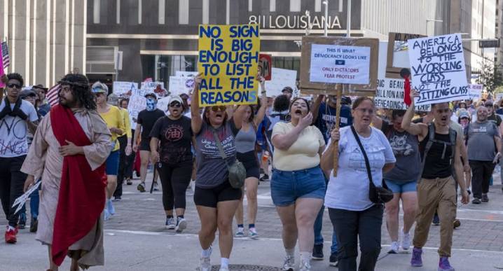 Multitudinarias protestas contra Donald Trump en EEUU: “No queremos Reyes”