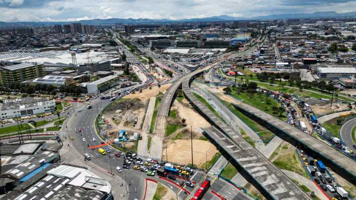 Implosión de puentes de las Américas con calle 13 en  Bogotá