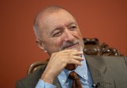 Pérez-Reverte irrumpe en la disputa entre la RAE y el Cervantes y acusa a Exteriores de querer «colonizar» la Academia