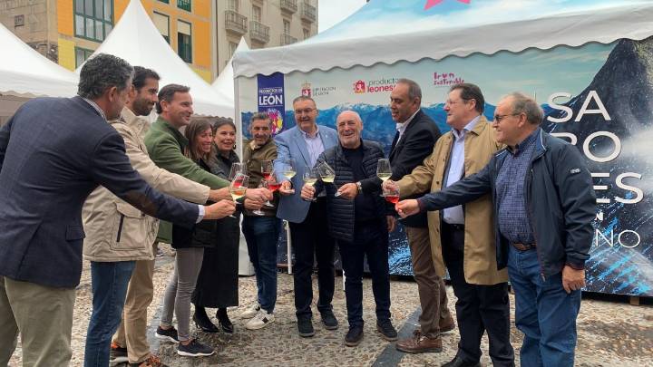 León despliega sus productos artesanos en Gijón, en fotos
