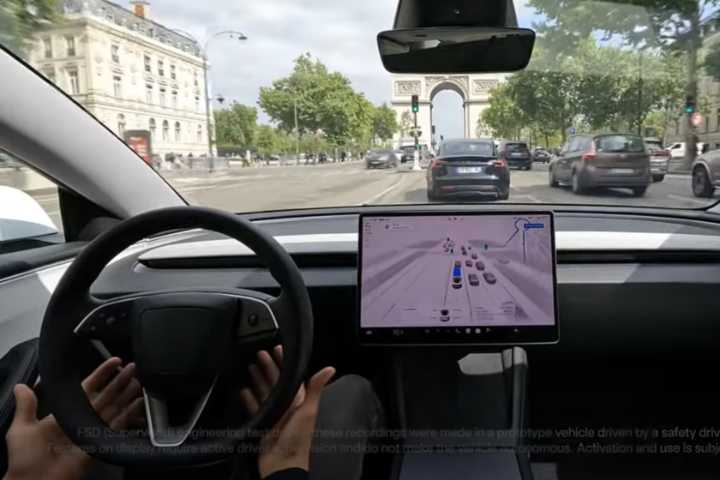 Tesla presiona para que Europa nos deje conducir sin manos. Problema: EEUU investiga a 2,9 millones de coches por saltarse las normas