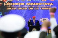 Maduro recibe doctorado militar en pleno despliegue de buques de guerra de EEUU