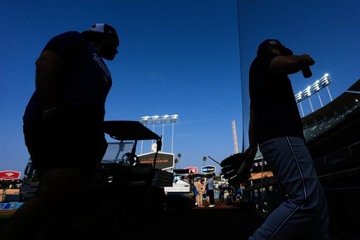 Dodgers manager Dave Roberts had flight delay getting home from Toronto after World Series Game 2