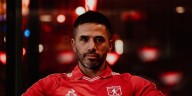 América de Cali lanzó su camiseta retro en homenaje al tricampeonato en el fútbol colombiano junto a ídolo y las redes sociales no perdonaron: “Háganla respetar”