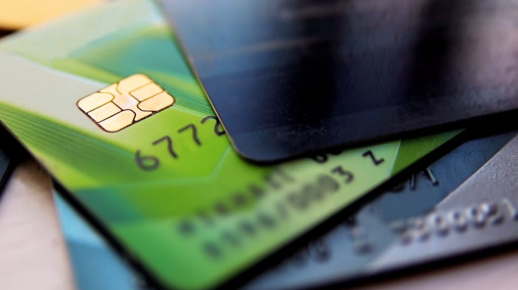 Dólar oficial y dólar tarjeta: banco por banco, a cuánto cotizan este martes 7 de octubre