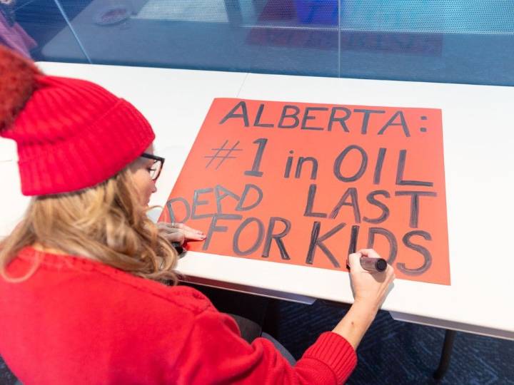 Reason for cautious optimism as teachers' union returns to bargaining table with province: labour relations expert