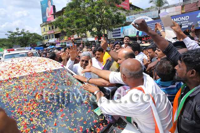 Bantwal: CM Siddaramaiah gets rousing welcome by Cong workers at Farangipete