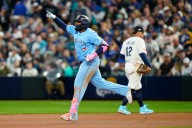 Blue Jays come alive with 5 HRs to blast Mariners 13