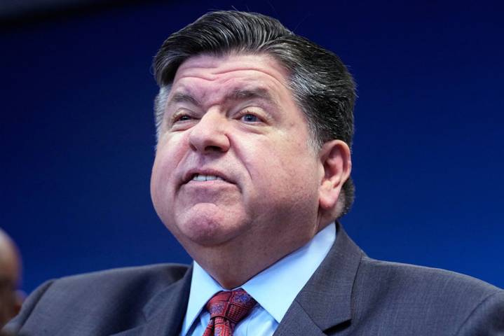 Gobernador de Illinois describe a Donald Trump como un “delincuente convicto” y lo reta