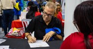 Más adultos mayores buscan empleos profesionales y a tiempo completo