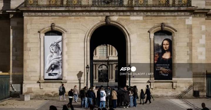 El Louvre reabre sus puertas tras el millonario robo de joyas valoradas en 88 millones