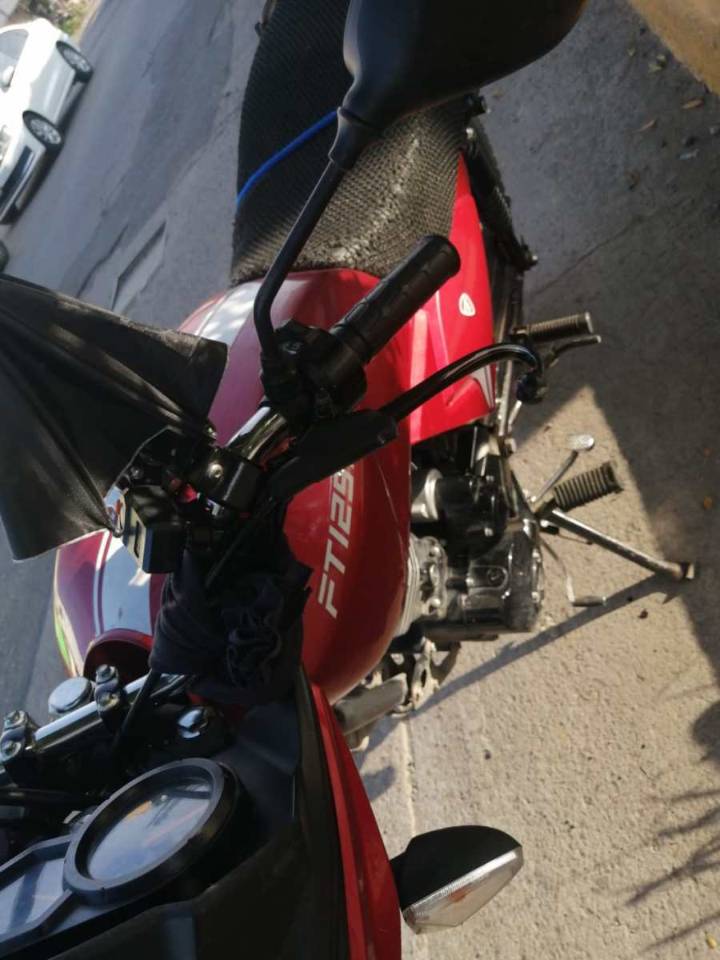 SE REPORTÓ UN CHOQUE, LLEGÓ AMIGO Y SE ARMÓ LA GOLPIZA GOLPEA