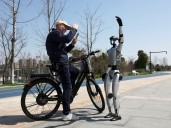 Un supermercado lanzó a la venta el primer robot humanoide con precios mucho más bajo de lo que se preveía