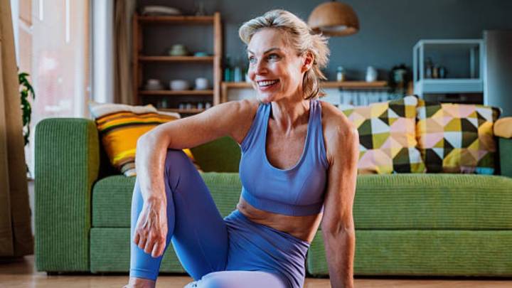 El ejercicio que deben hacer adultos mayores para prevenir caídas, fortalecer piernas y promover el equilibrio