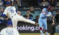 Kyle Schwarber pega dos jonrones y los Phillies evitan barrida ante los Dodgers