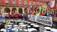 Las charangas de Gijón explotan con una gran pitada en su concentración por los permisos de ensayo: "Es la gota que colma el vaso"