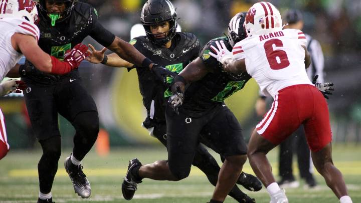 No. 6 Oregon survives lackluster performance with 21