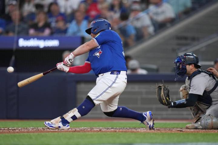 Kirk homers twice as Blue Jays end playoff skid by thumping Yankees 10