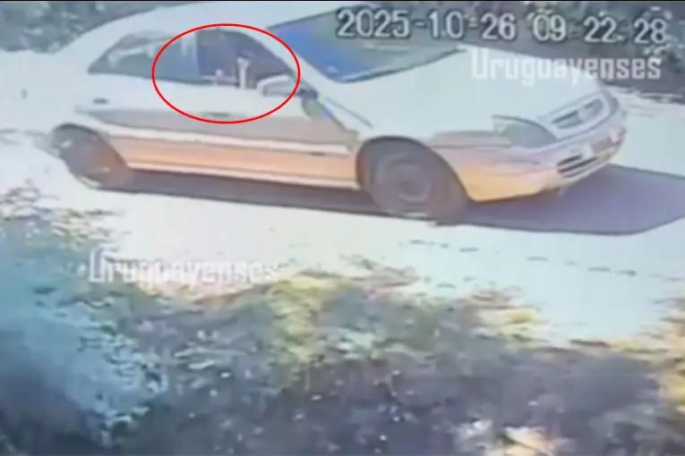 Exhibieron un arma desde un auto y vecinos solicitan reforzar la seguridad: el video