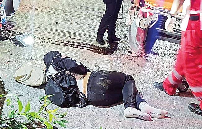 Impacta su moto contra vehículo