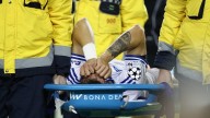 Mexicano Rodrigo Huescas se lesiona y sale en camilla de partido de Champions