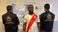 Atraparon en Ezeiza a un fugitivo nigeriano acusado de estafas virtuales: primera captura internacional con alerta planteada por Interpol