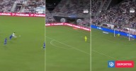 De la casi humillación a un tapadón: Dibu Martínez reaccionó y evitó gol de antes de mitad de cancha