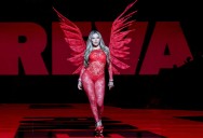 Karol G debuta como ‘ángel’ en el icónico desfile de Victoria’s Secret