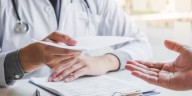 El fallo histórico en India que obliga a los médicos a escribir recetas legibles revoluciona la atención médica